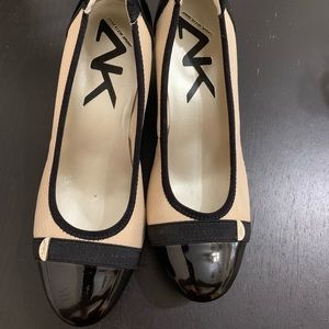 ANNE KLEIN
SPORT GERWYN PUMP